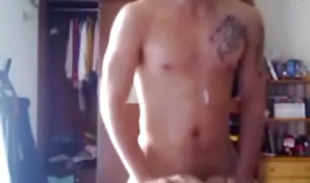 瘦的欧洲女学生骑胖乎乎的老家伙