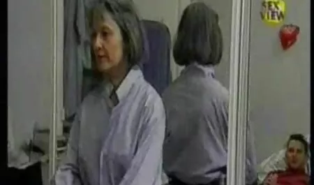 娇小的亚洲堤防舔食物恋人