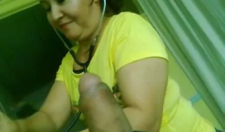 Bbw女孩塞满她的阴部和屁股与玩具