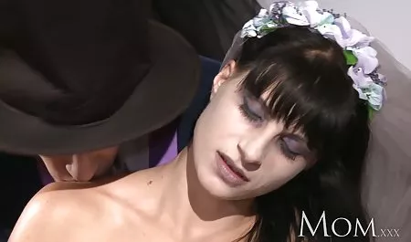 胖胖的日本妻子在镜头前作弊