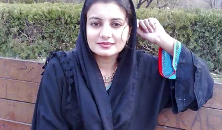 布鲁内特品尝她的第一个黑公鸡