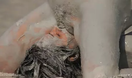 角质乌木女同性恋者在森林里互相舔和他妈的