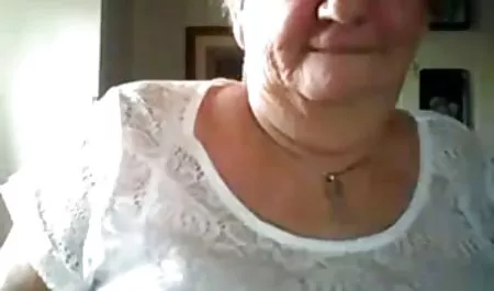 一个金发碧眼的青少年玩弄她紧的混蛋