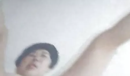 年轻荡妇给梦幻般的Footjob