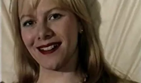 弯曲的拉提纳月神星在淋浴变黑