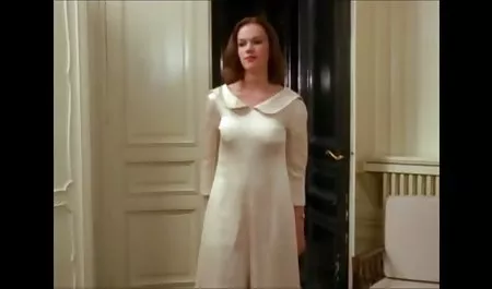 黑头发的美女得到很好的撞击和jizzed